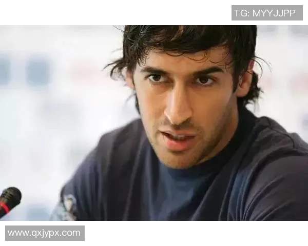 足球场上英姿飒爽，球星西装搭配展现不一样的魅力风采